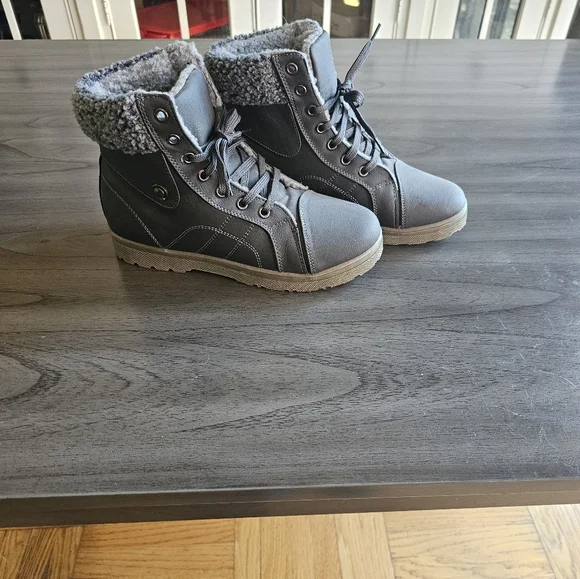 NWOB VERSA Ankle Boots Size 8.5 - Picture 2 of 6